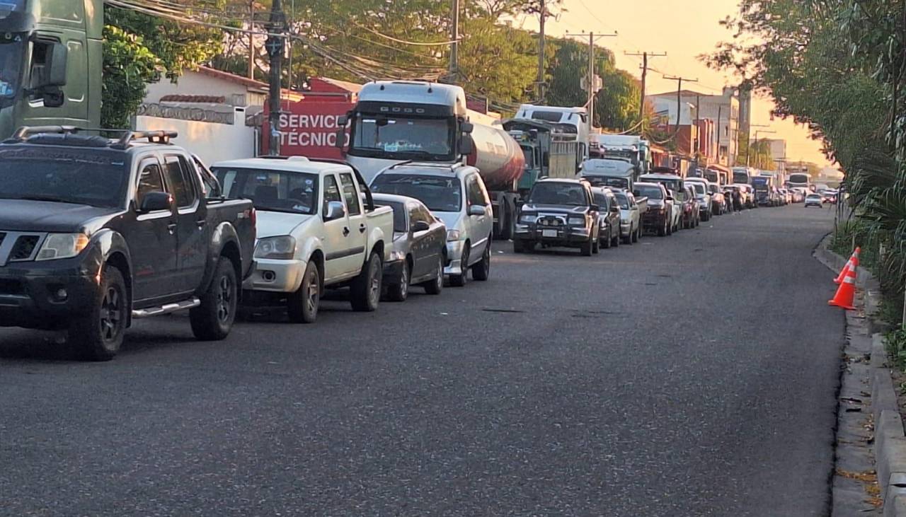¿Se normalizará el suministro de combustible? YPFB anunció que este viernes se prevé incrementar los volúmenes