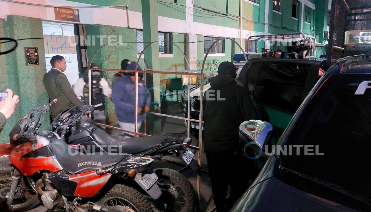 Bajo fuerte resguardo policial, trasladan a Vicente Salazar a Chonchocoro para cumplir detención preventiva