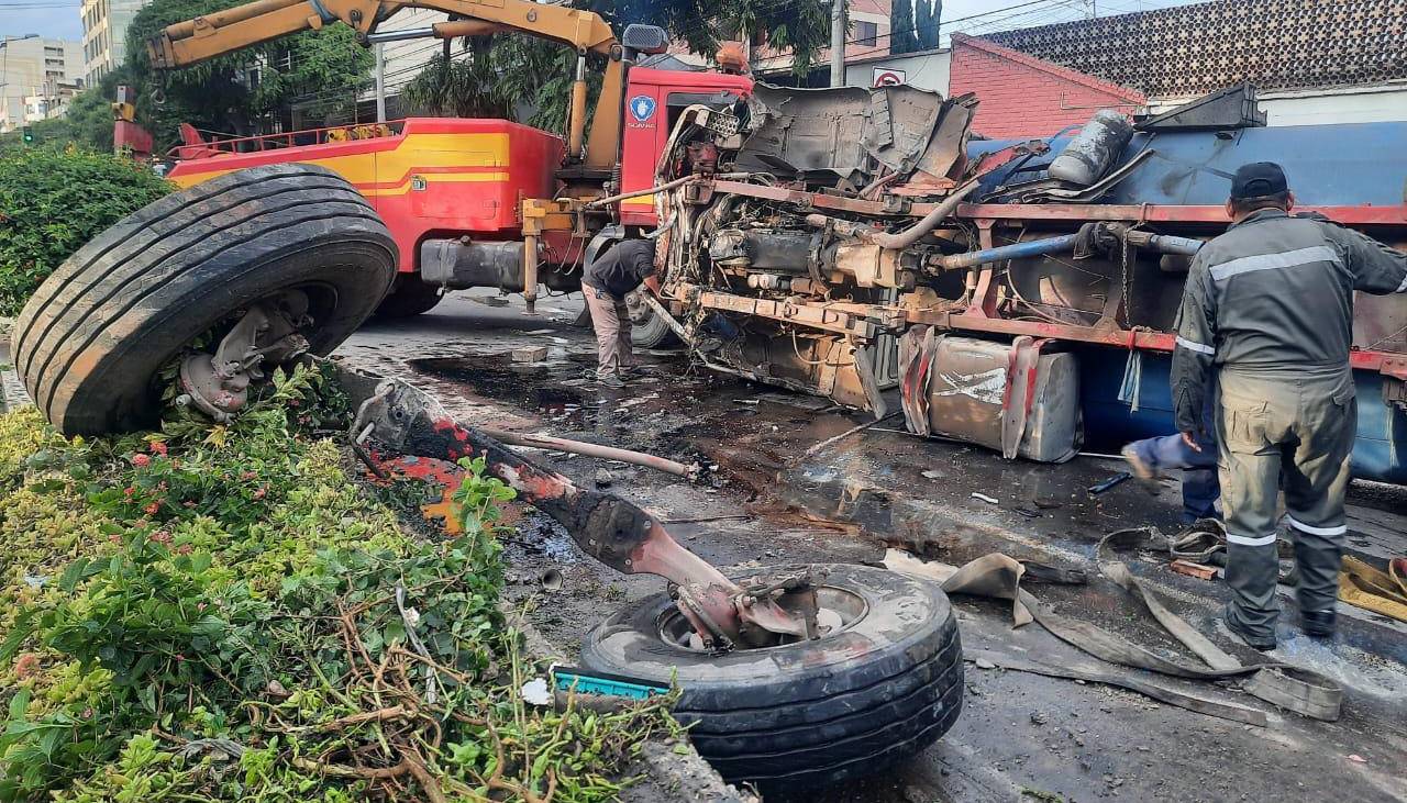 Tránsito dice que la vagoneta fue la que provocó el choque con una cisterna que dejó a los conductores heridos