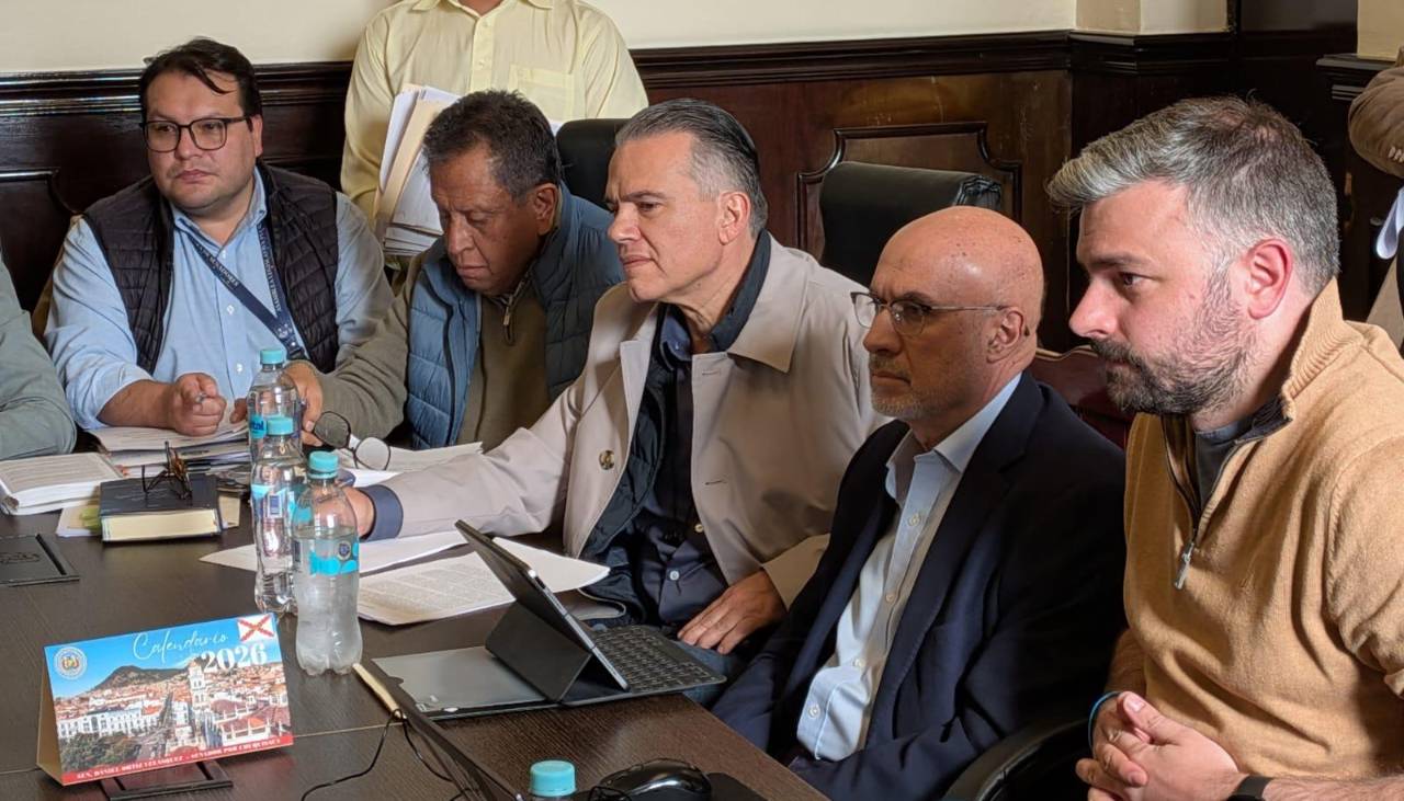 Tres ministros llegan a la Comisión de Constitución del Senado para explicar el reglamento de Estados de excepción