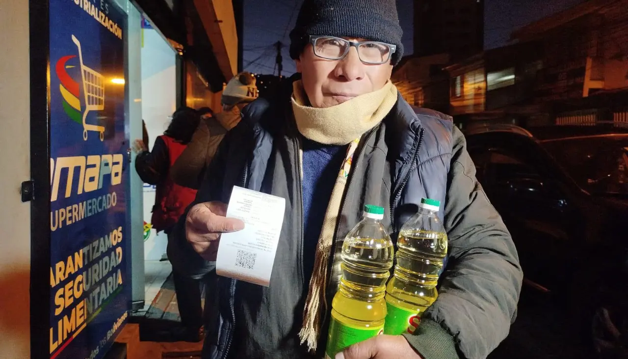 Los precios del aceite no bajan y las filas en Emapa se forman en medio de reclamos; el Gobierno anuncia controles con carnet