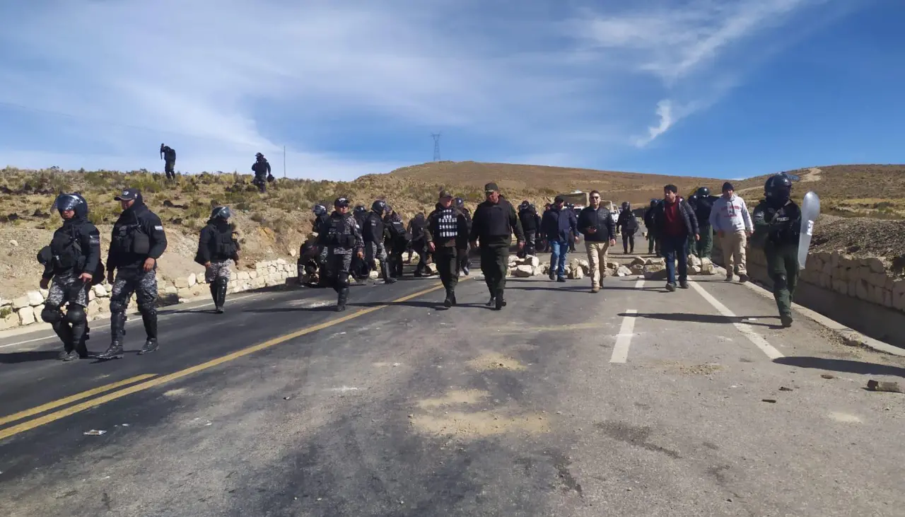 Policía desbloquea la vía que une a Llallagua con Potosí y tiene la misión de evitar que vuelvan a instalarse bloqueos, dice Aguilera