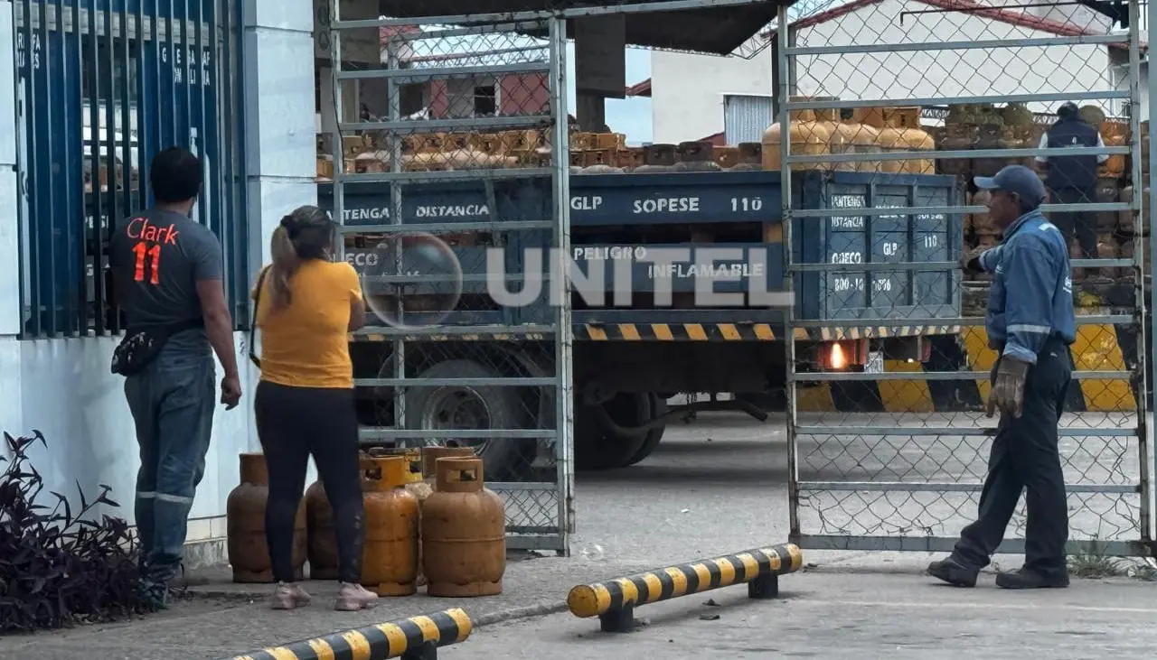Vecinos llegan a las agencias para comprar GLP ante anuncio de paro de camioneros que llevan las garrafas a los barrios