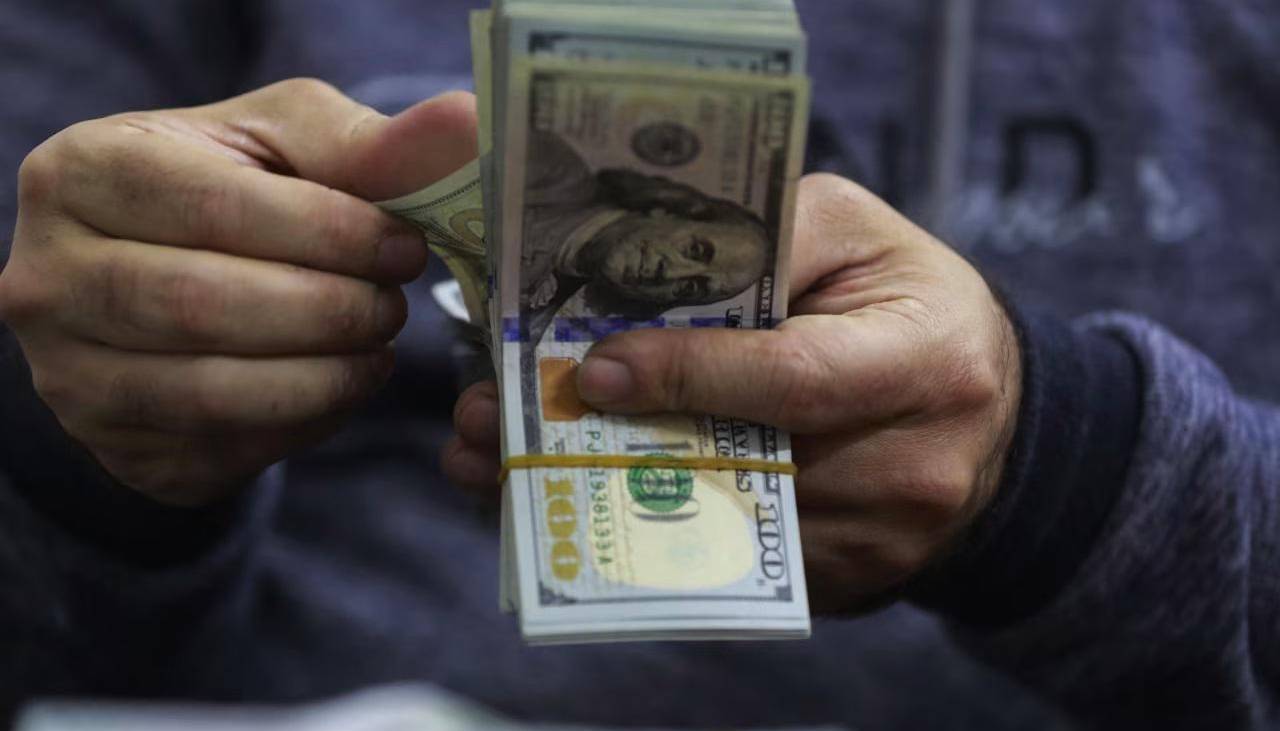 En dos meses de régimen cambiario flexible, el dólar fluctuó entre Bs 9,73 y Bs 12,15