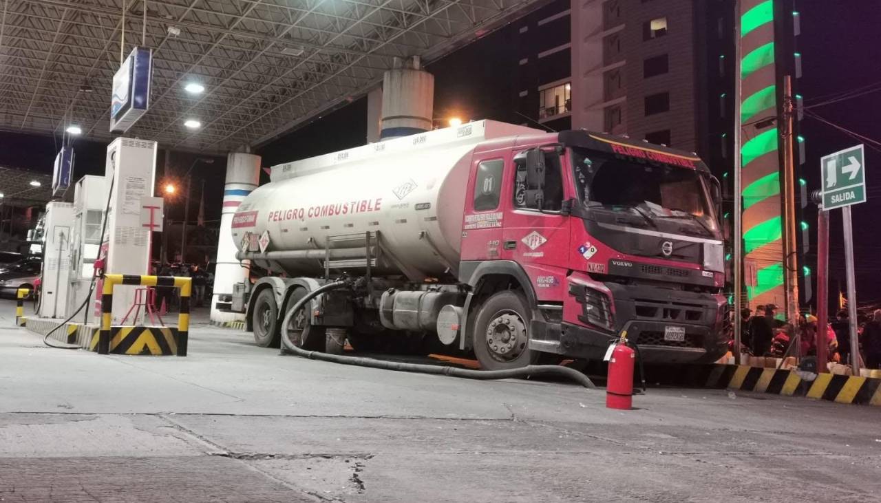Combustible: Filas en surtidores persisten y el ministro de Hidrocarburos dice que se distribuye más de lo demandado