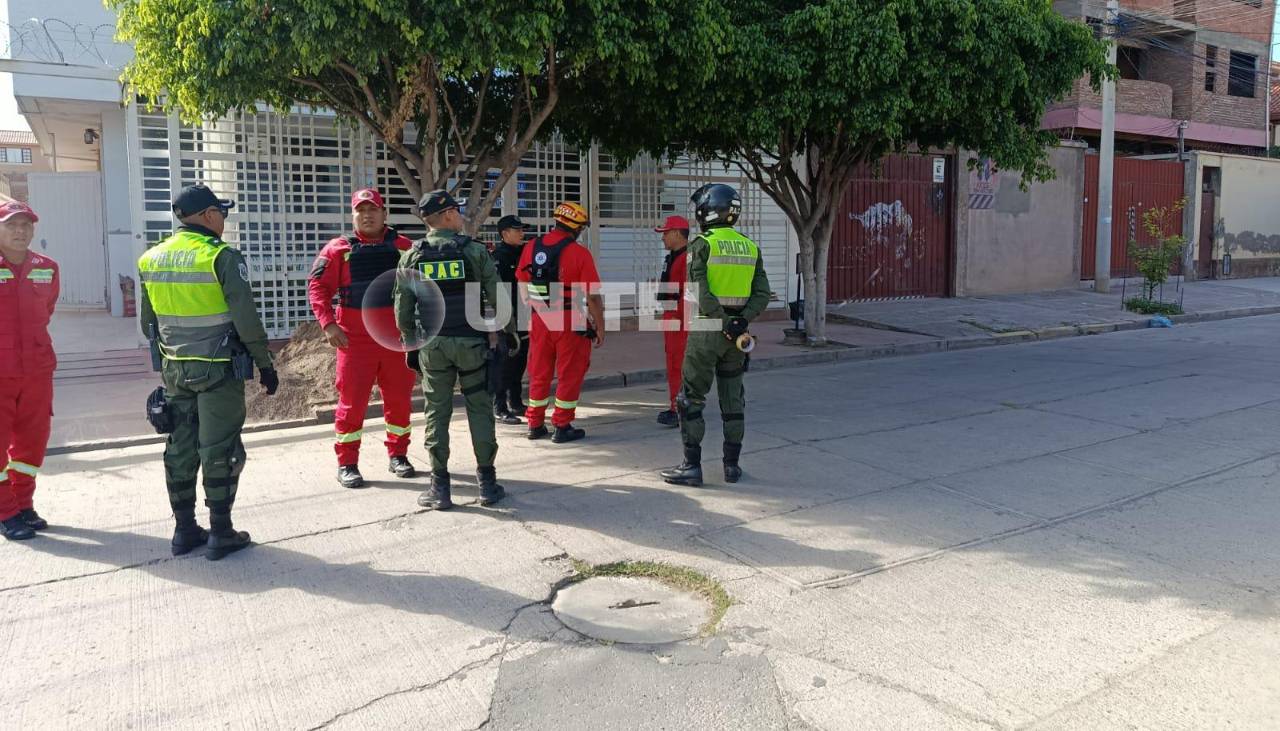 Policías y Bomberos se movilizan ante la amenaza de un posible artefacto explosivo en una clínica de Cochabamba