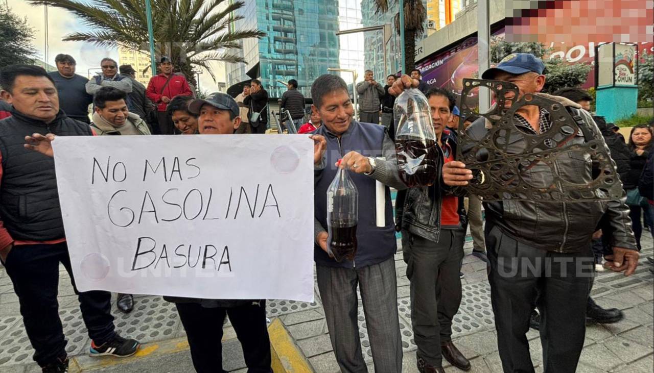 Choferes de La Paz protestan en puertas de la ANH para exigir resarcimiento por la “mala calidad” de la gasolina