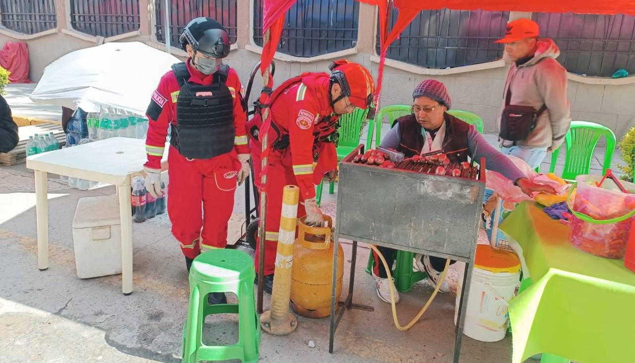 Bomberos controlan garrafas de GLP en puestos de comida del último convite en Oruro