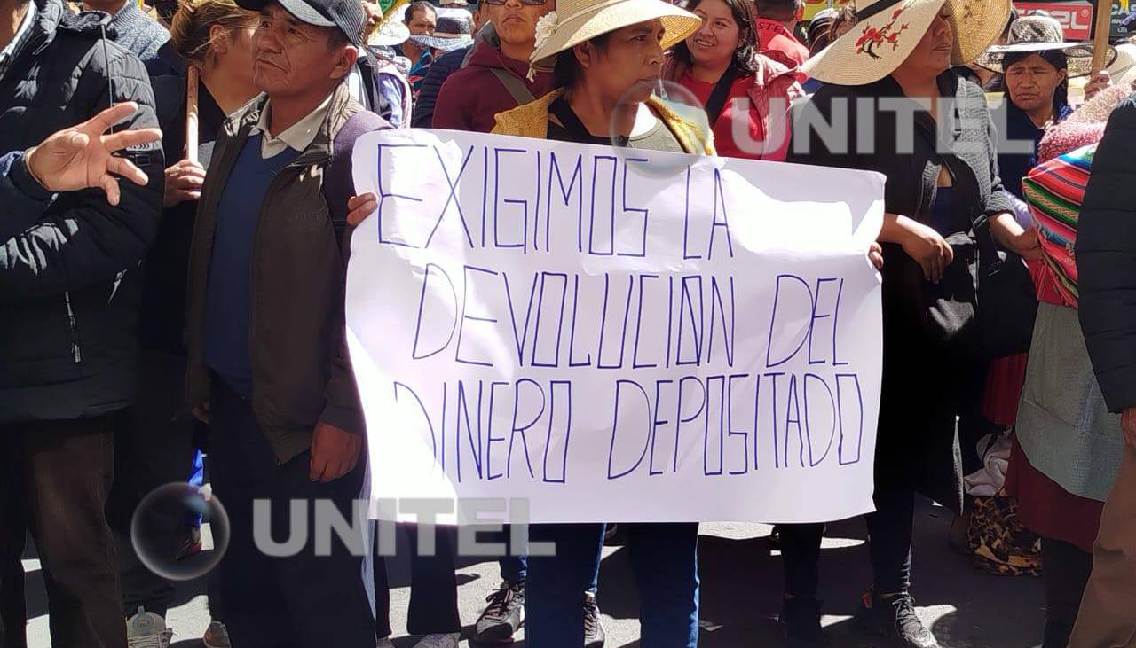 Panificadores protestan en puertas de Emapa para exigir la devolución del depósito para la harina subvencionada