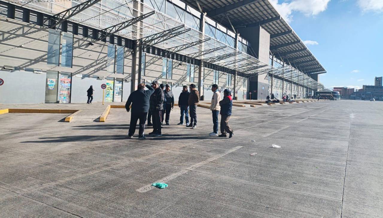 Suspenden viajes en las terminales de El Alto y Minasa, pero los buses operan de manera normal desde La Paz