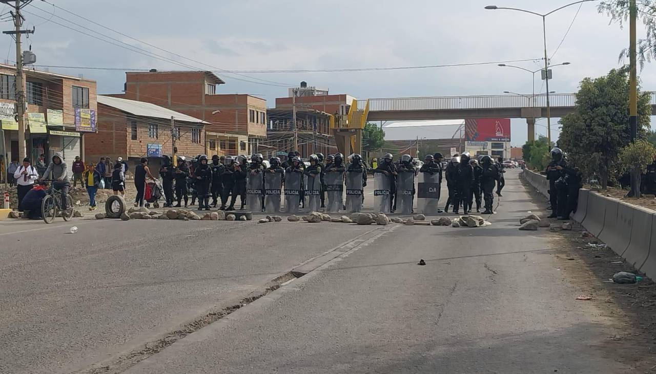 La Policía se moviliza, avanza y logra desbloquear algunos puntos en rutas interdepartamentales