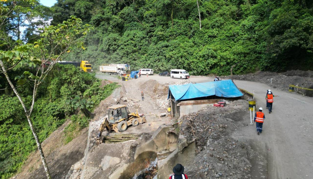 Derrumbes en la antigua carretera Santa Cruz - Cochabamba frenan flujo de alimentos e insumos