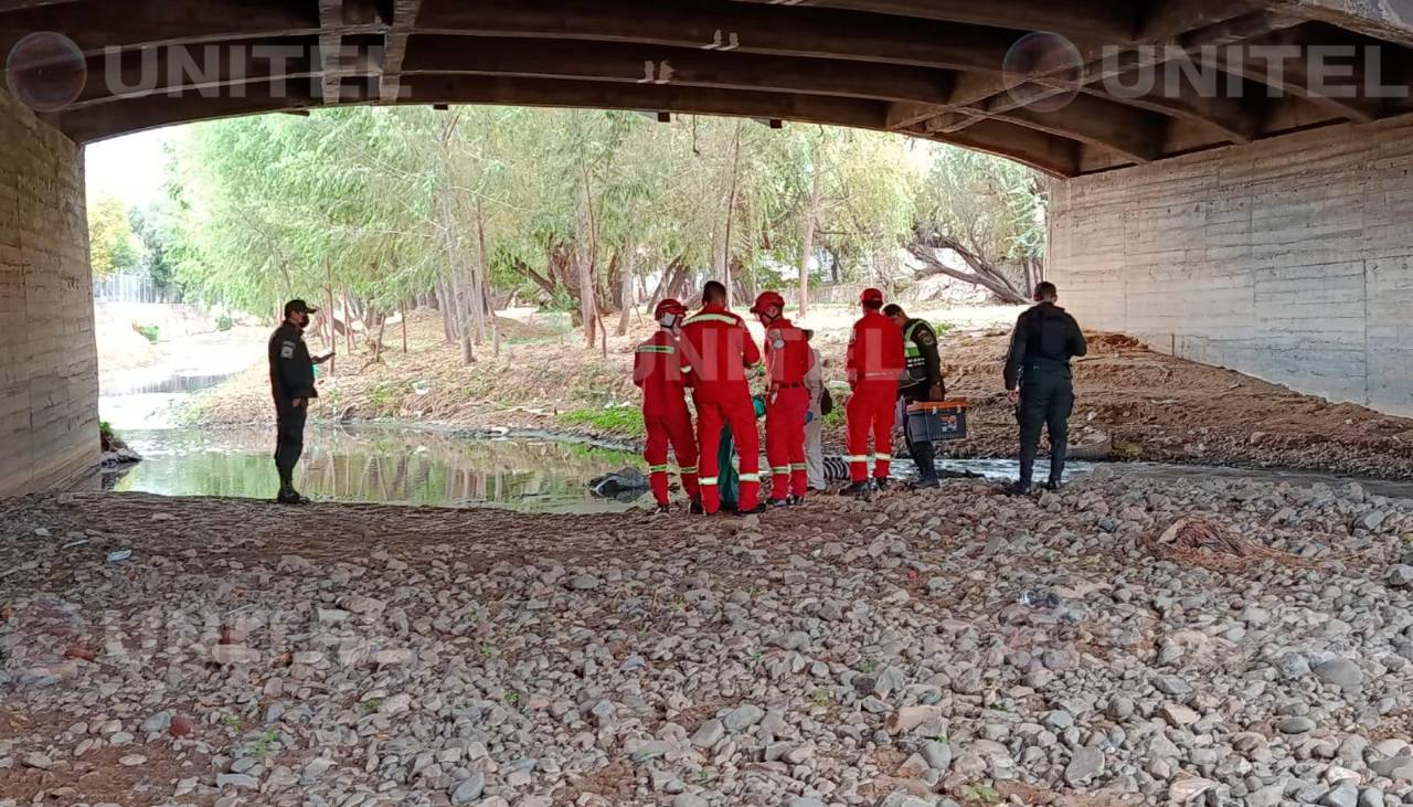 Encuentran bajo un puente a un hombre muerto cubierto con una bolsa de yute y ramas