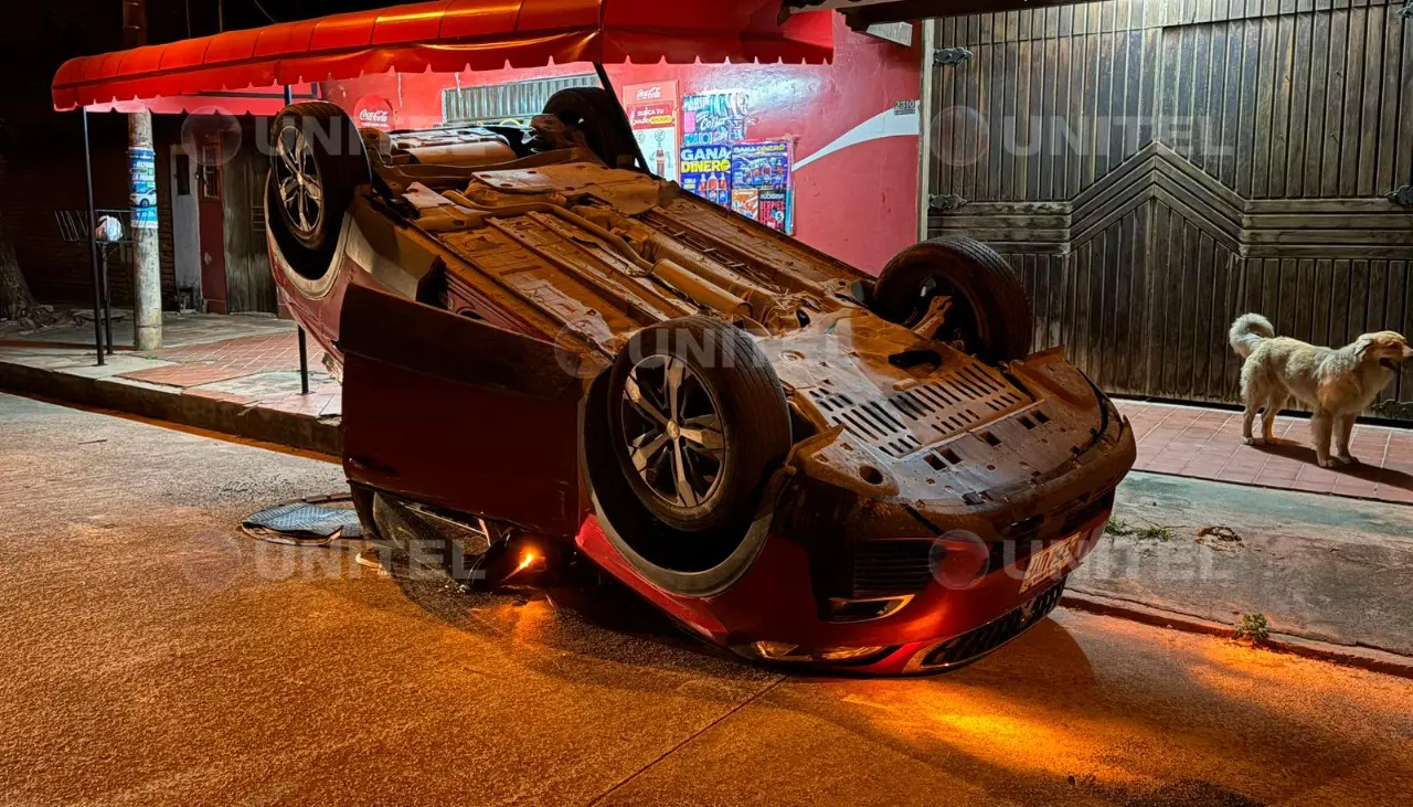 Video: vehículo choca contra otro auto y vuelca, el conductor se dio a la fuga