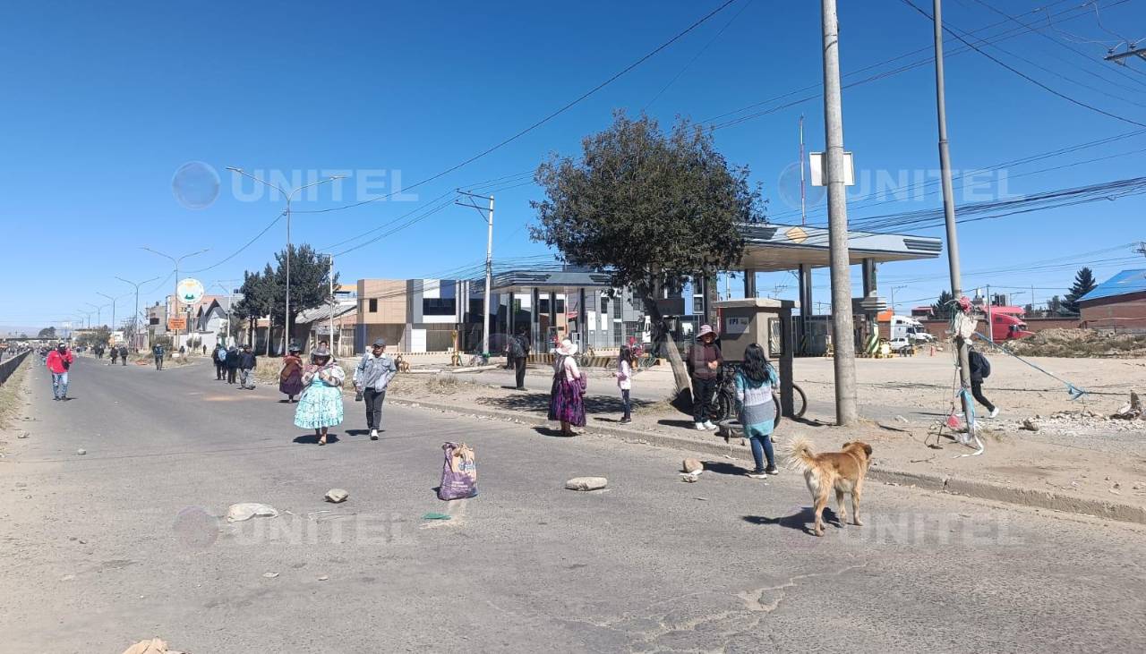 La Paz: Bloqueos se reinstalan en carreteras tras operativos para despejar vías 