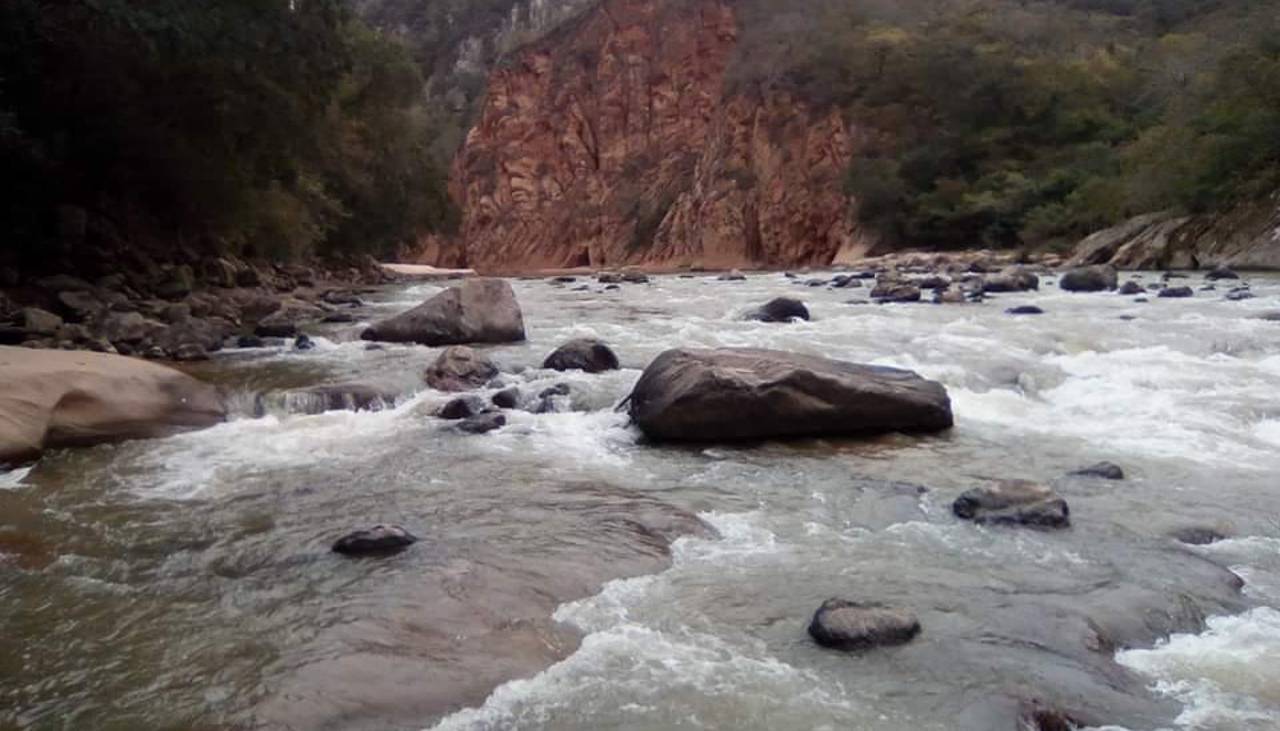 Hombre de 21 años desaparece tras caer al río mientras pescaba en Chuquisaca