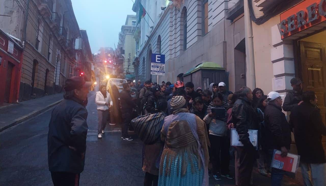 Largas filas y reclamos persisten en el Sereci de La Paz este miércoles, en medio de las inscripciones escolares