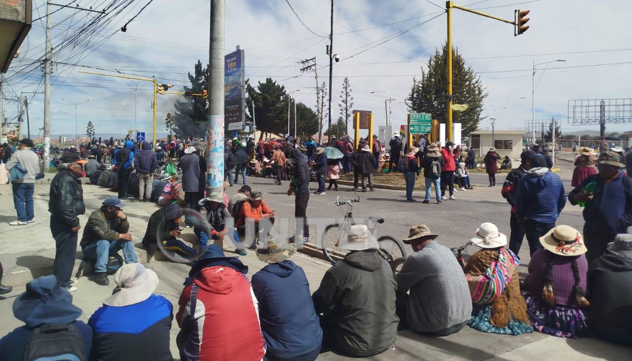 Un grupo de personas bloquea el ingreso al aeropuerto de El Alto e impide el paso de personas
