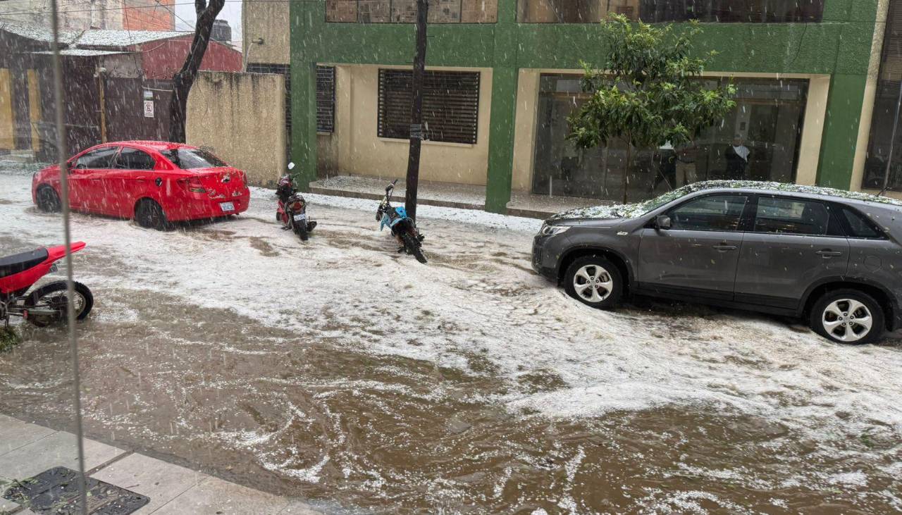 Movilizan maquinaria pesada y 200 funcionarios para atender emergencias tras fuerte granizada en Tarija