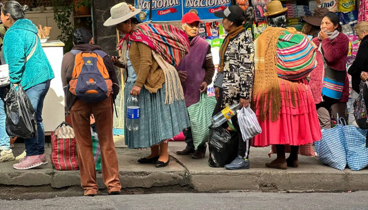 “Estoy ‘estirando’ el aceite”: Familias dicen que el producto está caro en los mercados y en Emapa se acaba temprano 