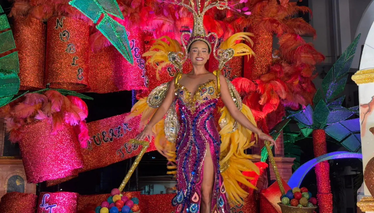 Camila I derrocha belleza y alegría en la tercera precarnavalera cruceña