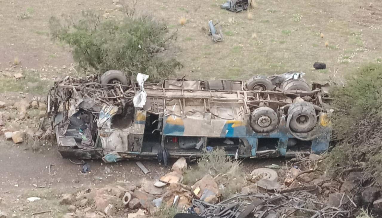 Tragedia en Potosí: Más de 30 muertos y 15 heridos por la caída de un bus a un barranco 