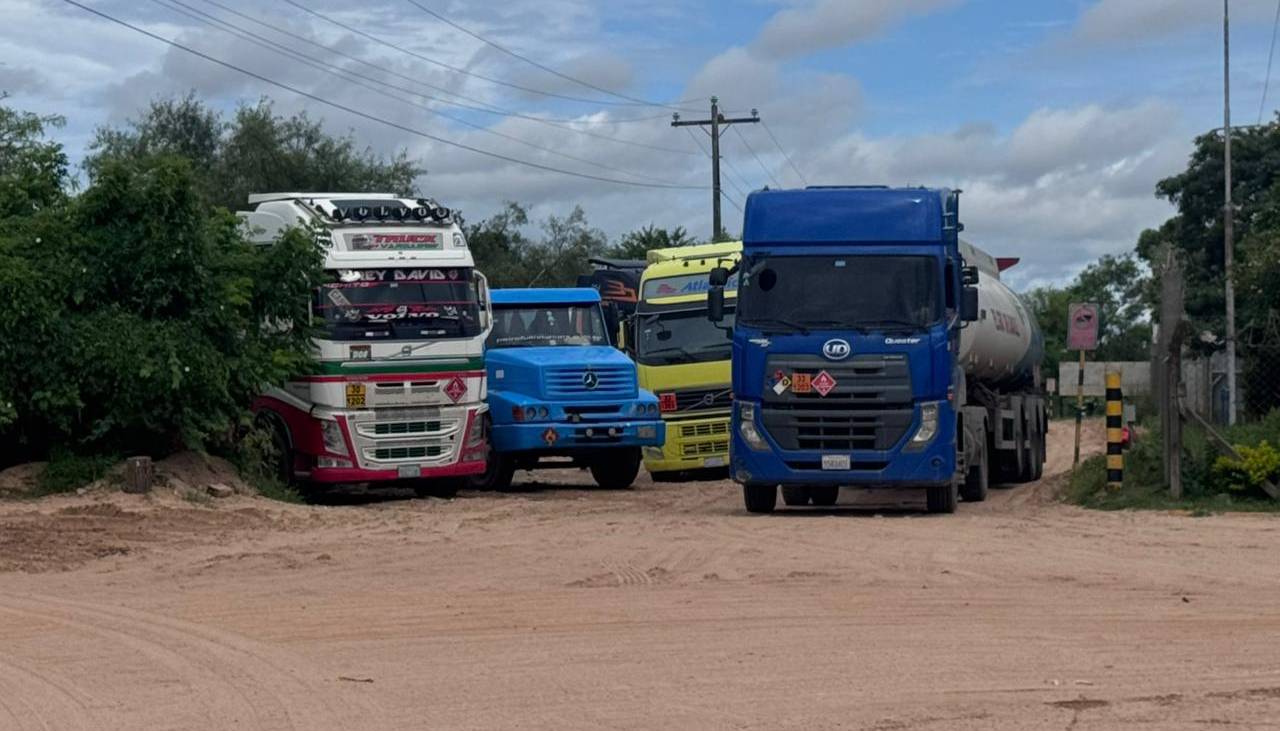 “Almacenaje están en niveles máximos”, dice YPFB ante filas de cisternas en el ingreso de la refinería de Santa Cruz