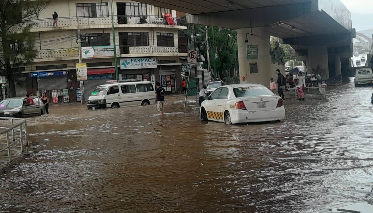 Tras intensa lluvia, calles quedan anegadas en la ciudad de Cochabamba