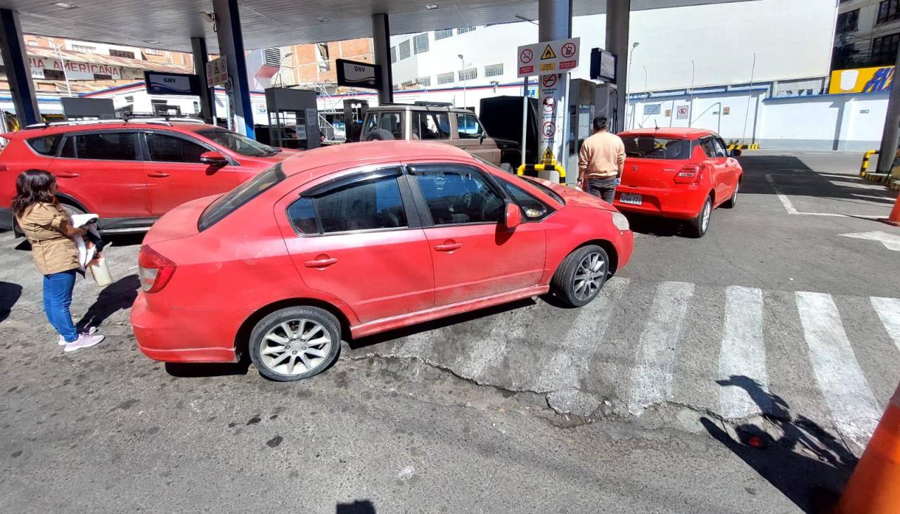 Arce dice que se gestionó combustible para el mercado interno y se levanta la restricción de venta en La Paz