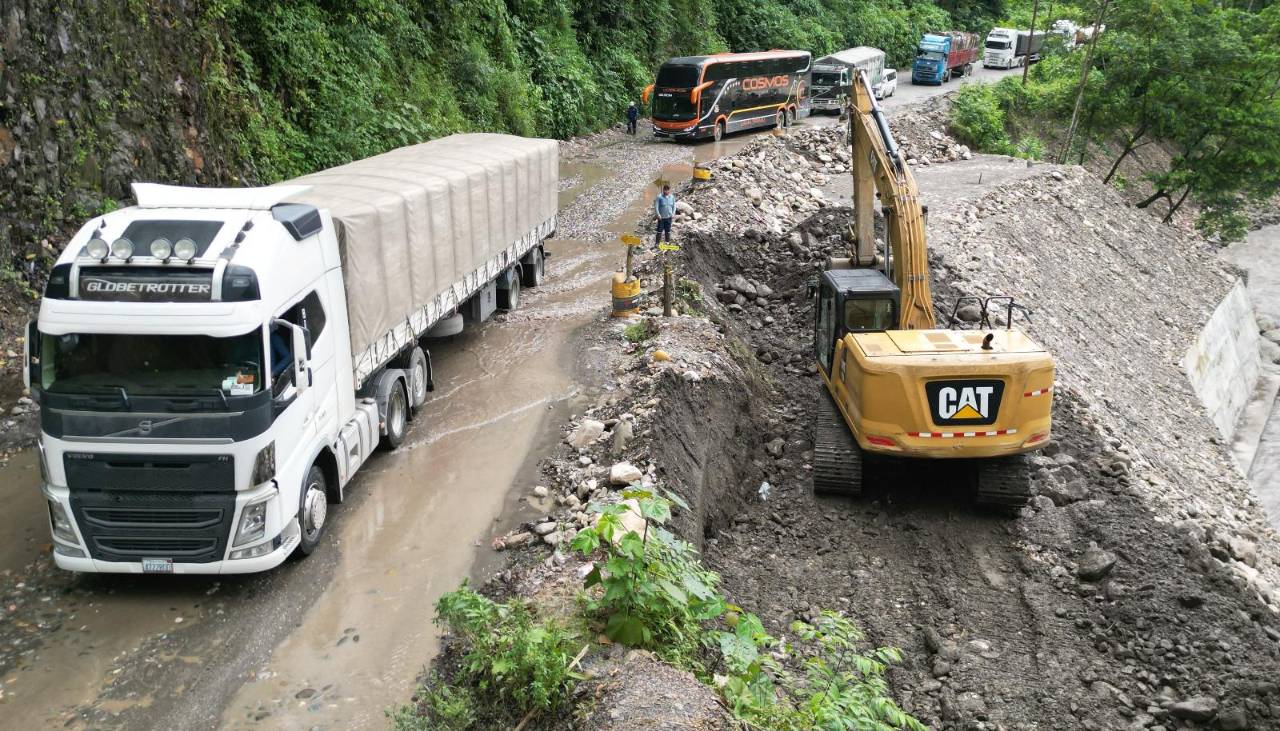 Lluvias causan deslizamientos en la nueva y antigua ruta entre Cochabamba y Santa Cruz