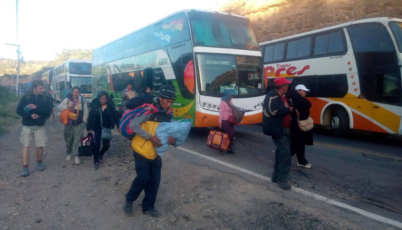 Terminales de La Paz, El Alto y Oruro suspenden viajes a Cochabamba por el bloqueo en Parotani
