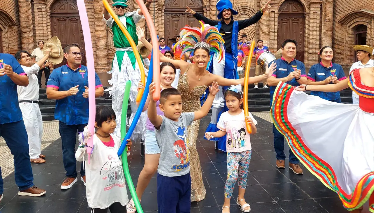 Camila I, reina del Carnaval cruceño, invita a la primera precarnavalera 