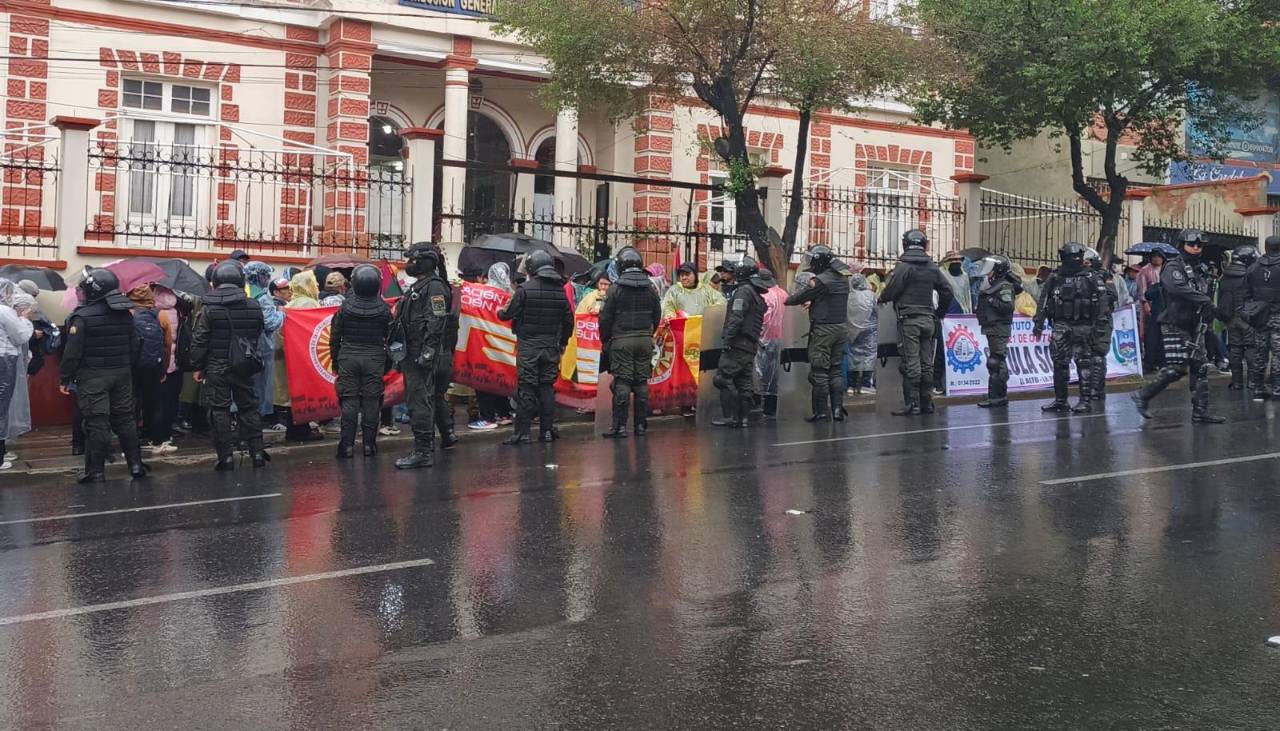 Policía usa gases para aplacar la protesta en el Ministerio de Educación; maestros advierten con un paro de 48 horas