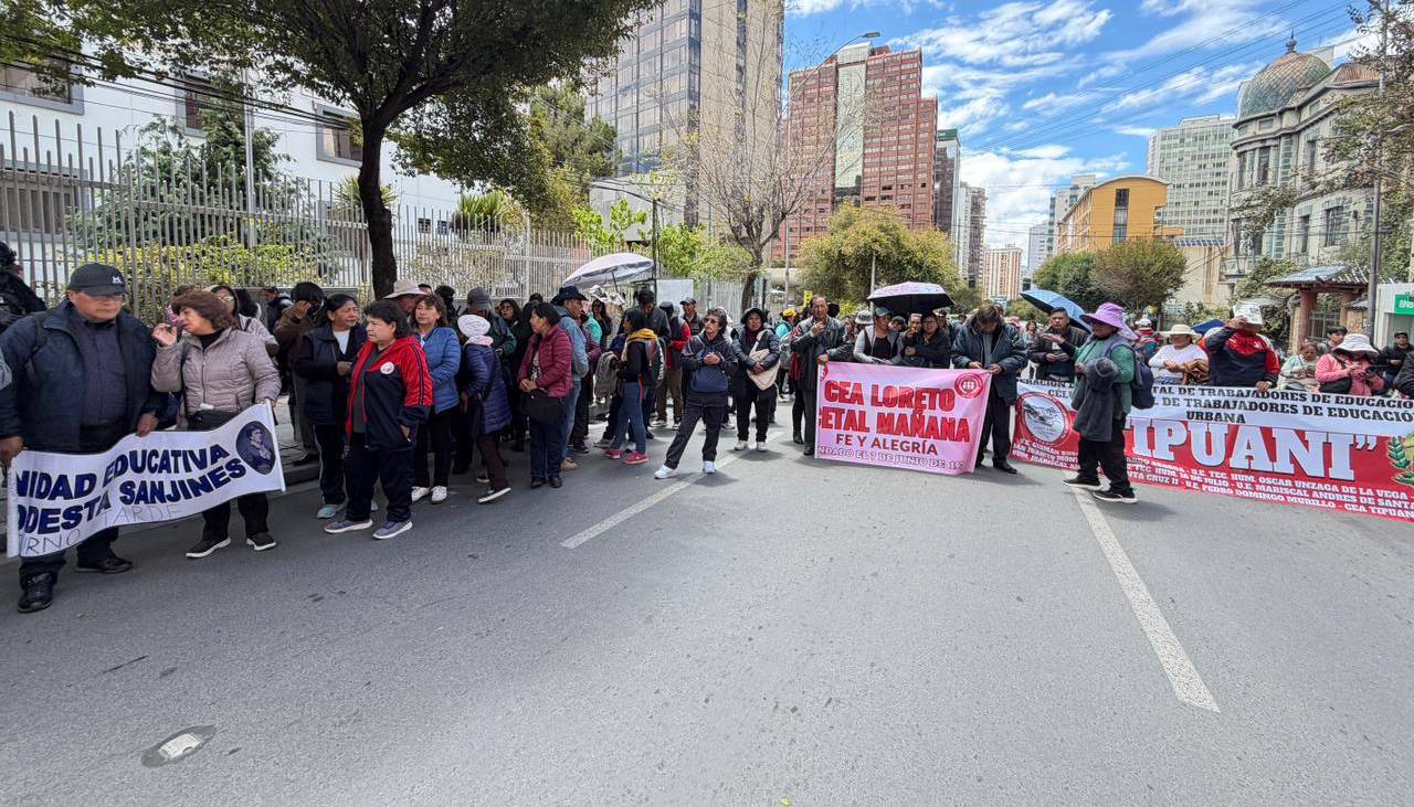 “Los materiales subieron y nuestro salario es el mismo”: Maestros exigen al Gobierno el incremento de sueldos