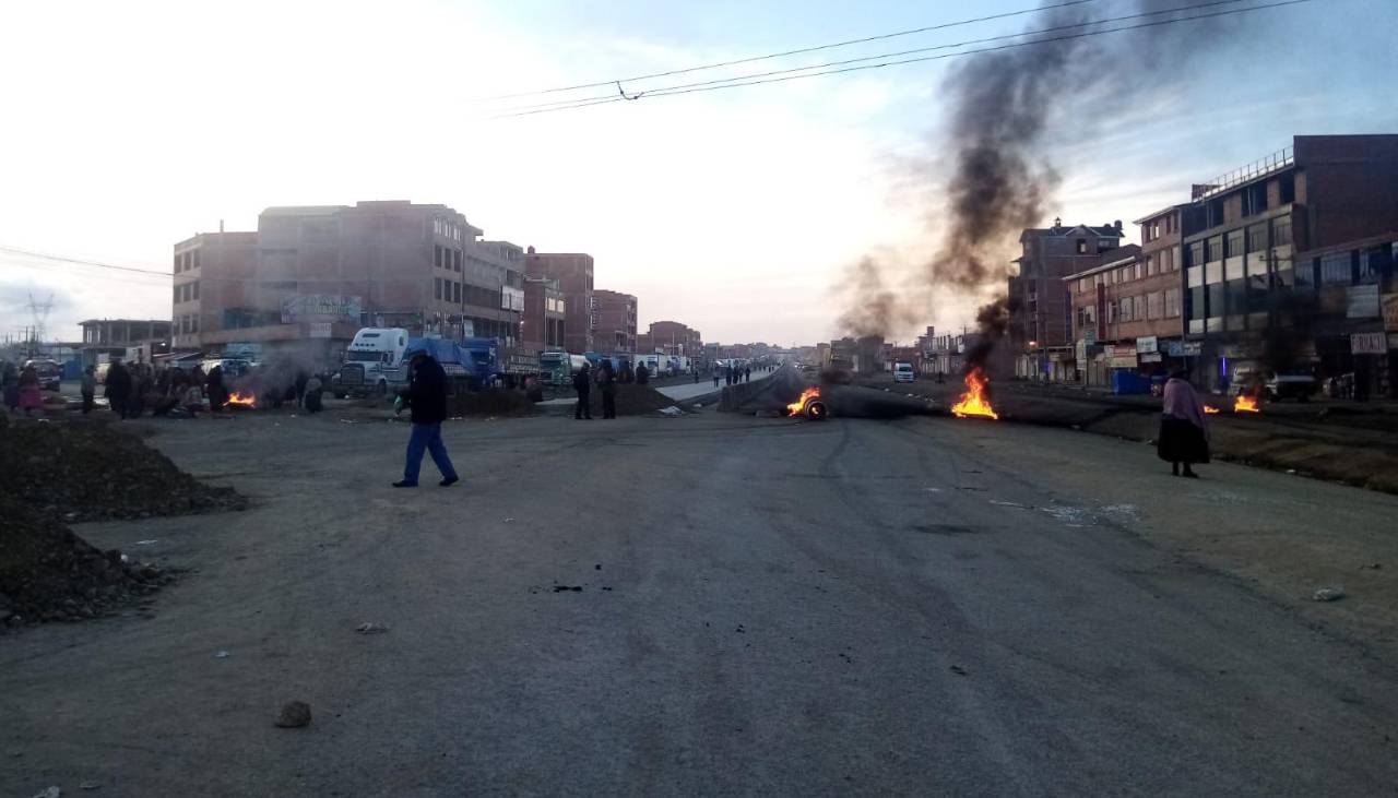 La Paz: Comunarios mantienen bloqueo en la ruta a Oruro y exigen fin del “trameaje”