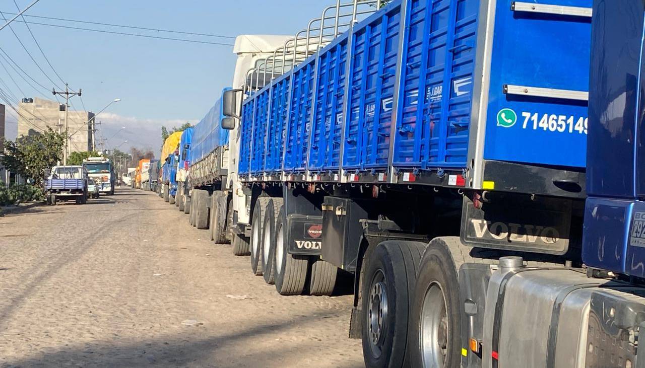 Escasez de combustible: Extensas filas en busca de diésel y gasolina en al menos seis ciudades capitales