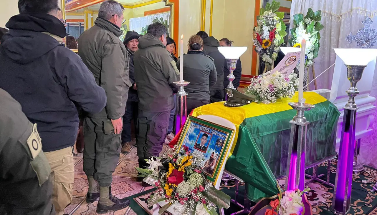 El Alto: Velan en medio del dolor a Christian Calle, uno de los policías que falleció en los bloqueos