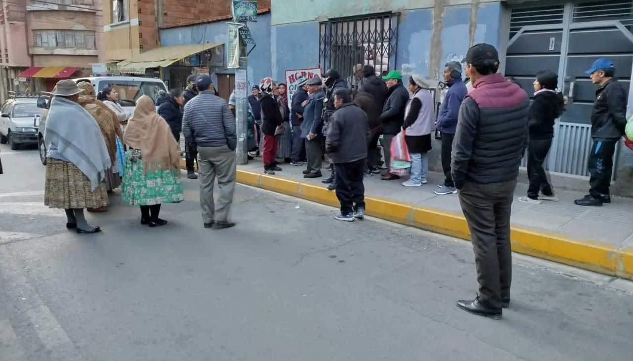 La Paz: Incremento del precio del pan provoca gritos y empujones entre panaderos y compradores