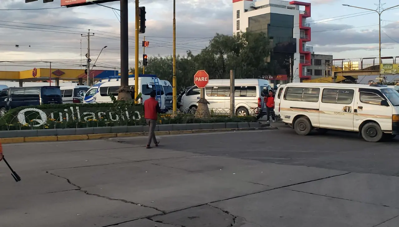 Transportistas de Quillacollo instalan bloqueos exigiendo a la Gobernación regular el pasaje interprovincial