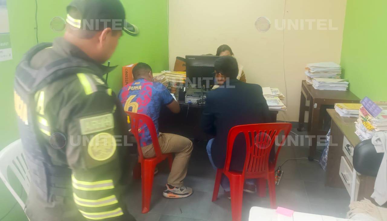 Ministro Ríos informa que se aprehendió a uno de los presuntos autores de la muerte de un teniente en los bloqueos en Cochabamba