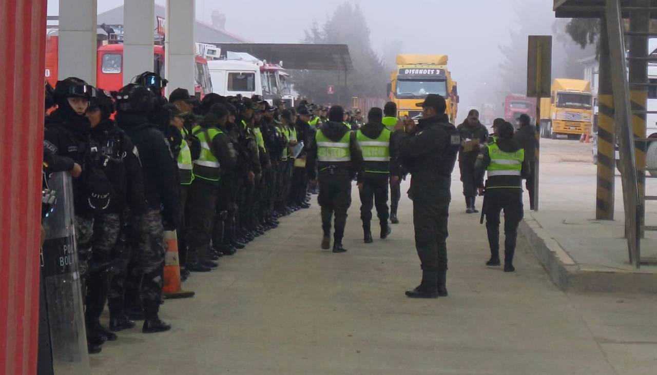Para frenar el contrabando a Perú, el Gobierno activa operativo para resguardar los camiones con GLP en La Paz