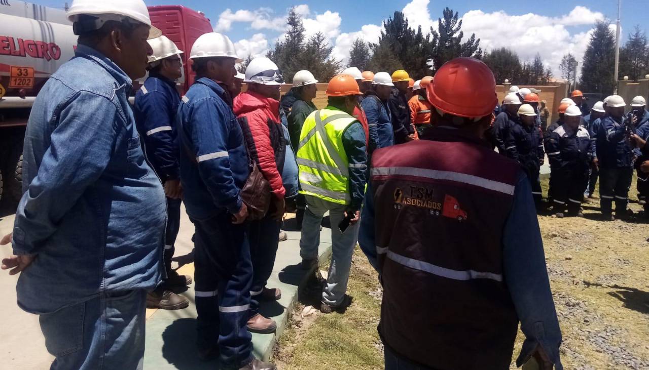 Cisterneros denuncian que en la planta de Senkata de El Alto hay 300 cisternas que esperan descargar combustible