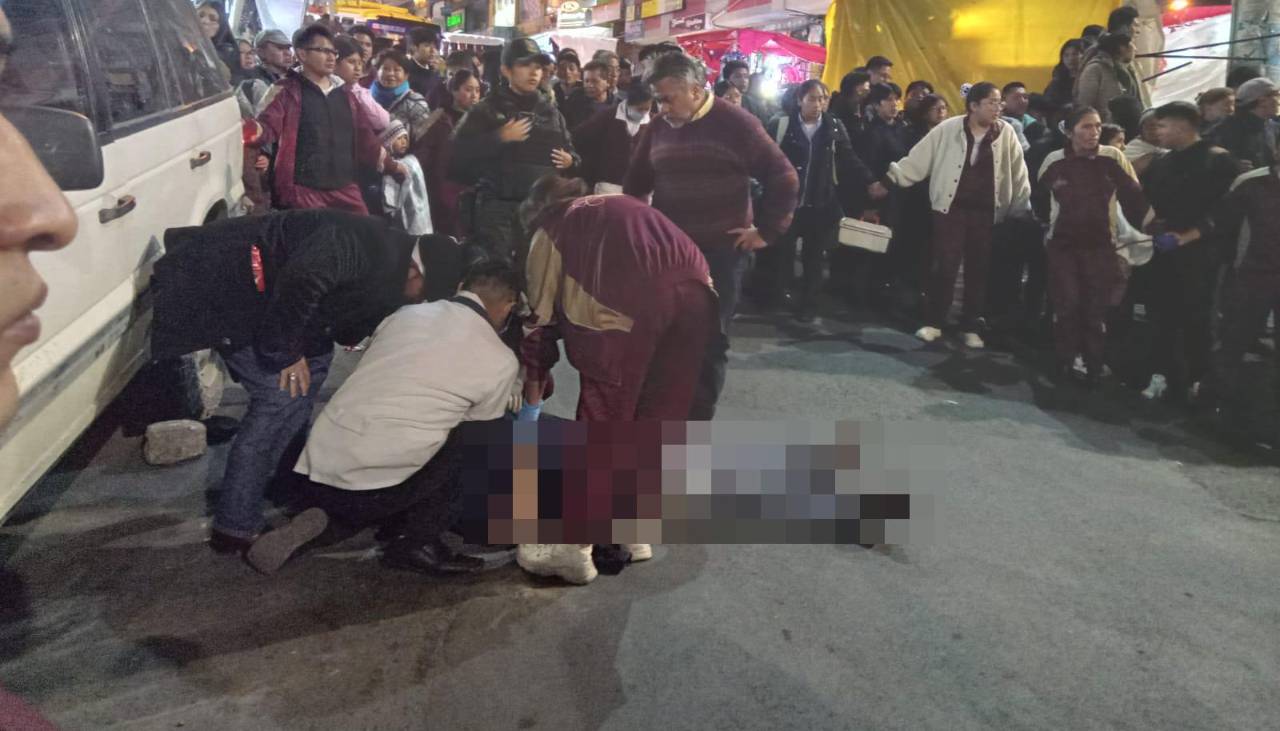 “Estaba ebrio”: Vehículo se estrella contra puestos de venta de la avenida Tumusla y deja al menos dos heridos