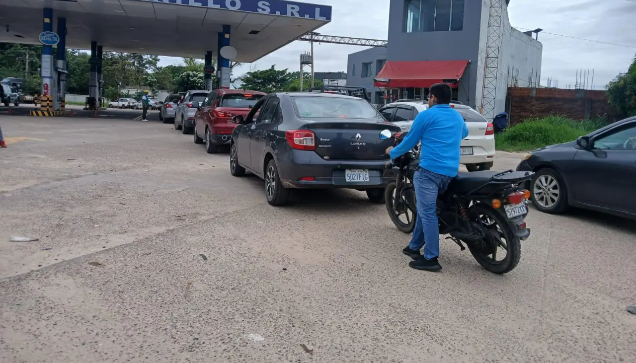 “Es una falta de respeto que el Gobierno nos tenga con mentiras”, población expresa su molestia en las filas por combustible