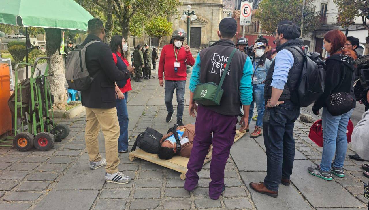 Reportan civiles y periodistas heridos durante protestas en La Paz