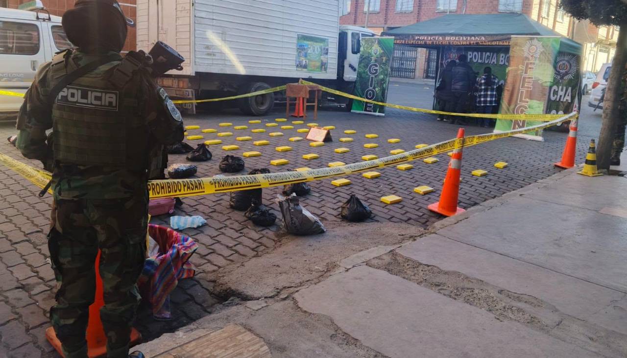 Incautan más de 200 kilos de marihuana ocultos en un minibús y envían a los implicados a Palmasola