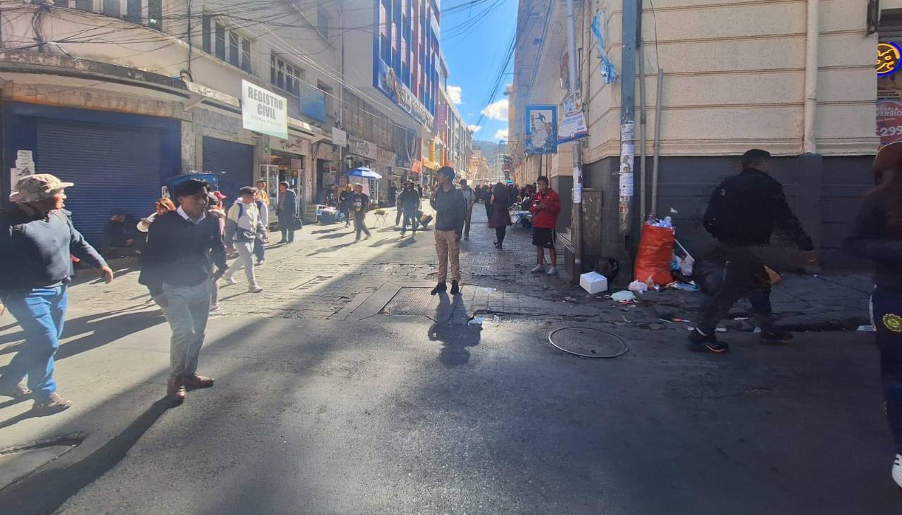 Policía gasifica a mineros cooperativistas que intentan ingresar a la plaza Murillo 