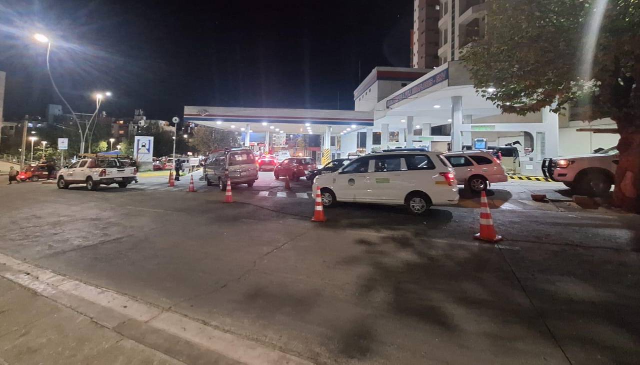 La Paz: Se registran filas por gasolina en surtidores de Miraflores y Obrajes