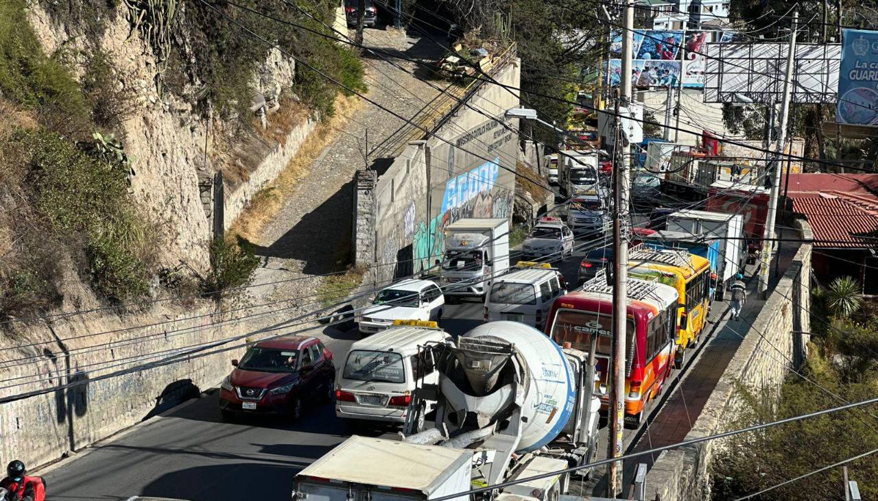 “Están racionando diésel”: Transportistas duermen en sus vehículos por la escasez del combustible en La Paz y El Alto