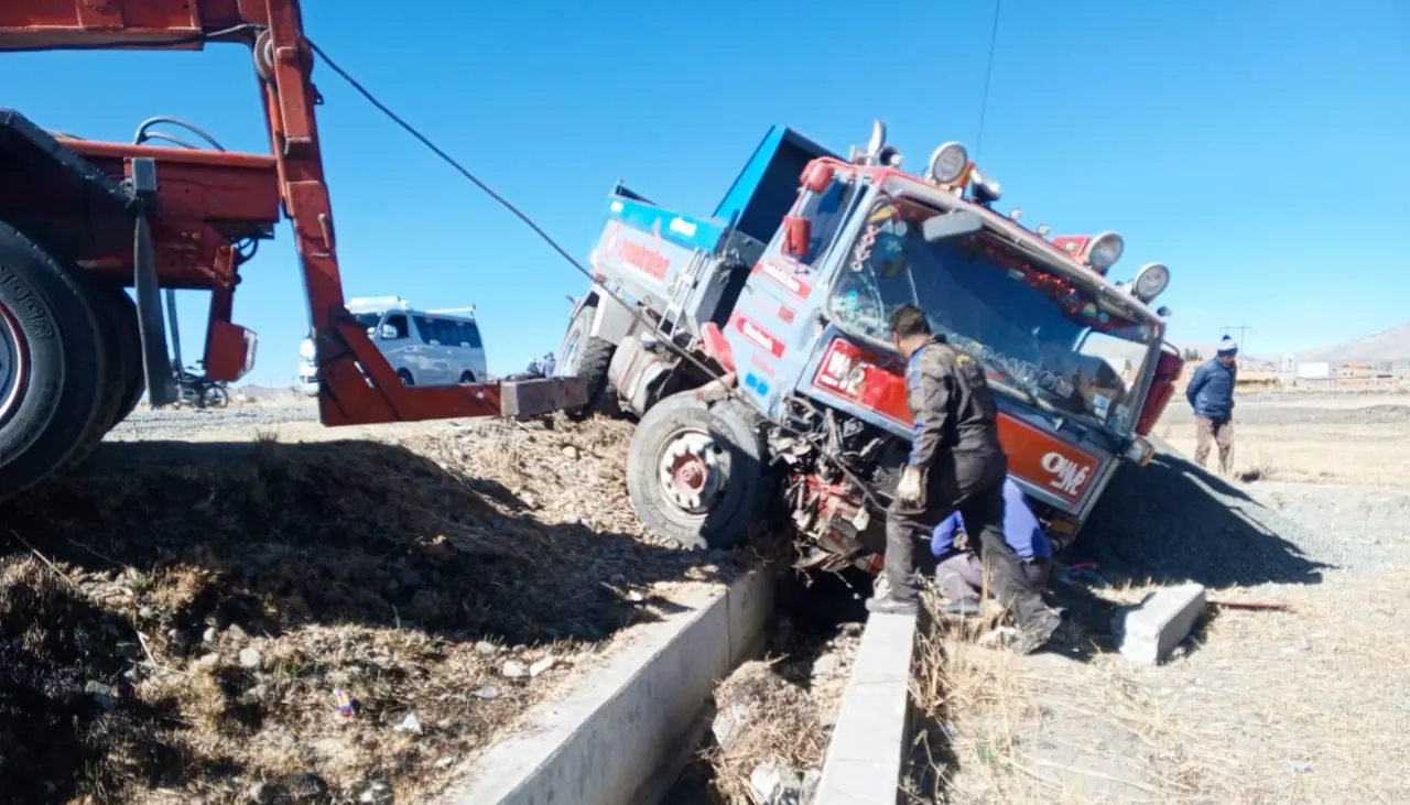 Choque frontal entre una vagoneta y una volqueta deja dos fallecidos y un herido en la ruta a Sorata